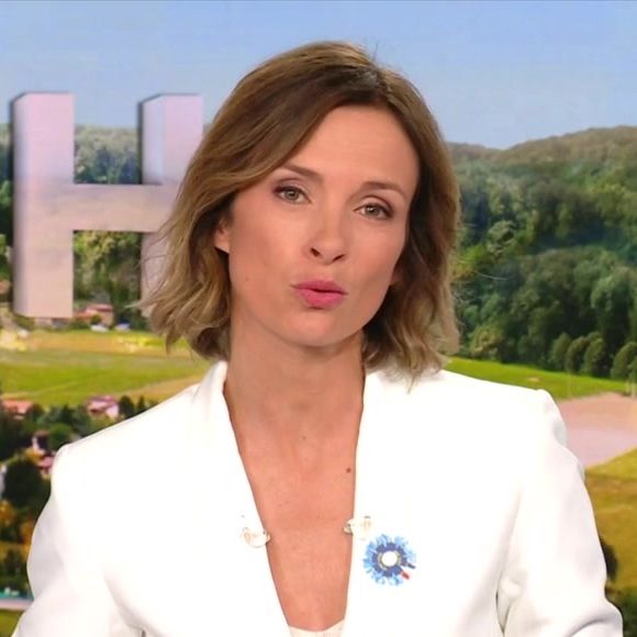 Isabelle Ithurburu a présenté ce lundi son tout premier journal de 13 heures sur TF1, succédant à Jacques Legros en tant que joker officiel. 

Isabelle Ithurburu lors du journal de TF1