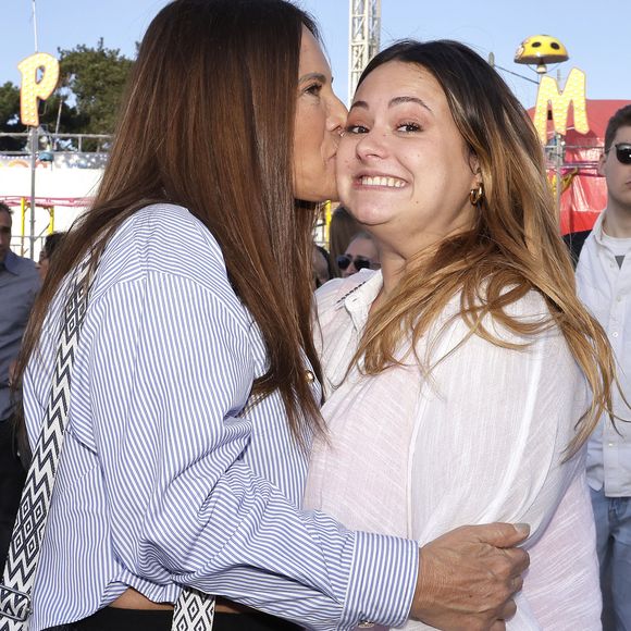 Nathalie Marquay Pernaut avec sa fille Lou Pernaut - Inauguration de la Foire du Trône 2025 à Paris le 4 avril 2025. 

© Cédric Perrin/Bestimage