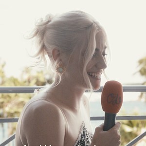 Mais au-delà de la mode, c'est l'effervescence de l'événement qui a marqué la chanteuse.
Pixie Lott en interview pour le média Ode