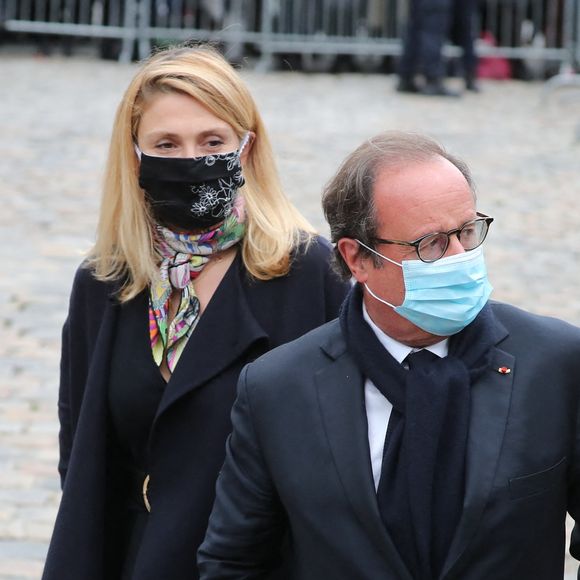 François Hollande et sa compagne Julie Gayet - Arrivées aux obsèques de Juliette Gréco en l'église Saint-Germain-des-Prés. Le 5 octobre 2020
© Jacovides-Moreau / Bestimage