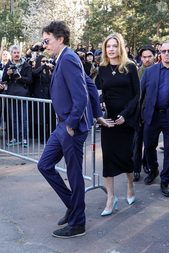 Antoine Arnault et sa femme Natalia Vodianova aux arrivées au défilé Stella McCartney Collection Femme Prêt-à-Porter Automne/Hiver 2026-2027 lors de la Fashion Week de Paris (PFW) au Grand Manège Jean Caucanas, à Paris, France, le 4 mars 2026. © Denis Guignebourg/Bestimage