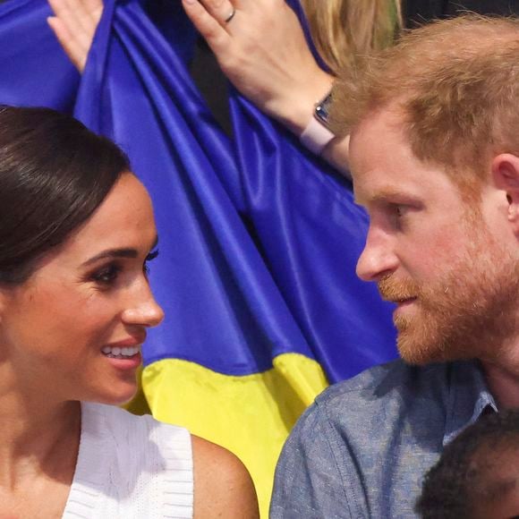 Le prince Harry, duc de Sussex et Meghan Markle, duchesse de Sussex, acclament l'équipe mixte Ukraine Nigeria lors du match de volley-ball au quatrième jour des Invictus Games à Dusseldorf, le 14 septembre 2023. ©Mirrorpix / Bestimage