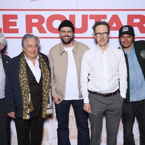 Christian Clavier rappelle alors : sur 10 films, 6 perdent de l'argent mais 2 triomphent et payent pour tout le reste. 

Philippe Glaguen, Christian Clavier, Hakim Jemili, Nicolas Buchoux, Philippe Mechelen et Philippe Lefebvre - Avant-première du film "Le Routard" au cinéma Max Linder à Paris le 24 mars 2025. 

© Denis Guignebourg/Bestimage
