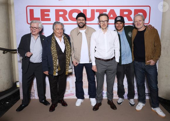 Christian Clavier rappelle alors : sur 10 films, 6 perdent de l'argent mais 2 triomphent et payent pour tout le reste. 

Philippe Glaguen, Christian Clavier, Hakim Jemili, Nicolas Buchoux, Philippe Mechelen et Philippe Lefebvre - Avant-première du film "Le Routard" au cinéma Max Linder à Paris le 24 mars 2025. 

© Denis Guignebourg/Bestimage