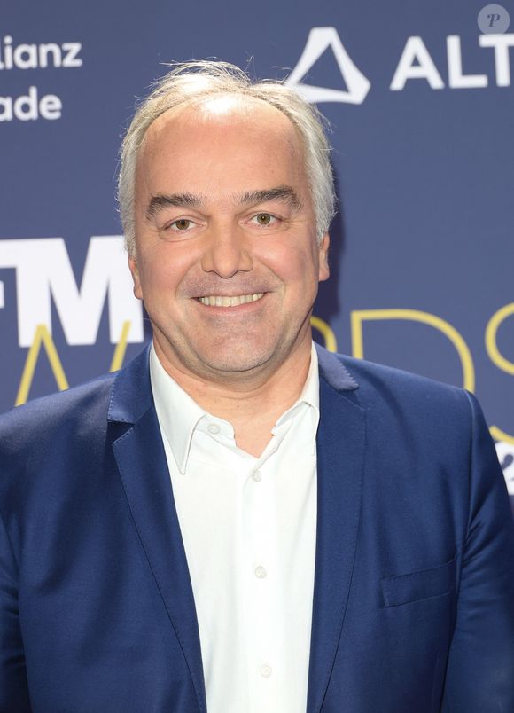 Ce n'était pourtant pas gagné, comme l'indiquent nos confères : "Cet hiver, ils ont été approchés ensemble comme séparément, notamment par RTL et Europe 1. Mais cette fois-ci plus que les années précédentes, ils ont hésité."

Olivier Truchot - 19ème édition des "BFM Awards" à la Pyramide du Louvre à Paris le 5 décembre 2023. Cette cérémonie récompense la éussite, l'investissement, l'innovation, le rayonnement français à l'international et les grandes entreprises familiales de l'année 2023 © Coadic Guirec/Bestimage