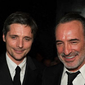 Le père de Jeanne et Alice s'est présenté seul à l'événement, les mains dans les poches et le sourire aux lèvres.

Jean Dujardin lors de la 51e cérémonie des César du cinéma qui s'est tenue à l'Olympia le 26 février 2026, à Paris, France. Photo par Nasser Berzane/ABACAPRESS.COM