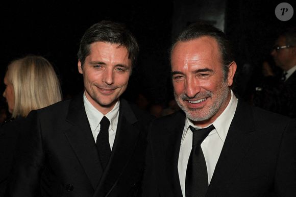 Le père de Jeanne et Alice s'est présenté seul à l'événement, les mains dans les poches et le sourire aux lèvres.

Jean Dujardin lors de la 51e cérémonie des César du cinéma qui s'est tenue à l'Olympia le 26 février 2026, à Paris, France. Photo par Nasser Berzane/ABACAPRESS.COM