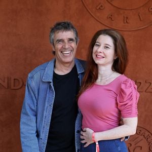 Julien Clerc avec sa femme Hélène Grémillon au village (jour 14) lors des Internationaux de France de Tennis de Roland Garros 2022 à Paris, France, le 4 juin 2022. © Dominique Jacovides/Bestimage