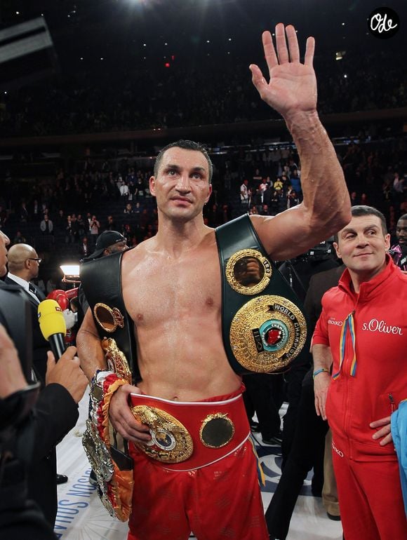 Wladimir Klitschko lors d'un combat de boxe contre Bryant Jennings sous les yeux de sa fiancée Hayden Panettiere à New York, le 25 avril 2015. FAMEFLYNET / BESTIMAGE