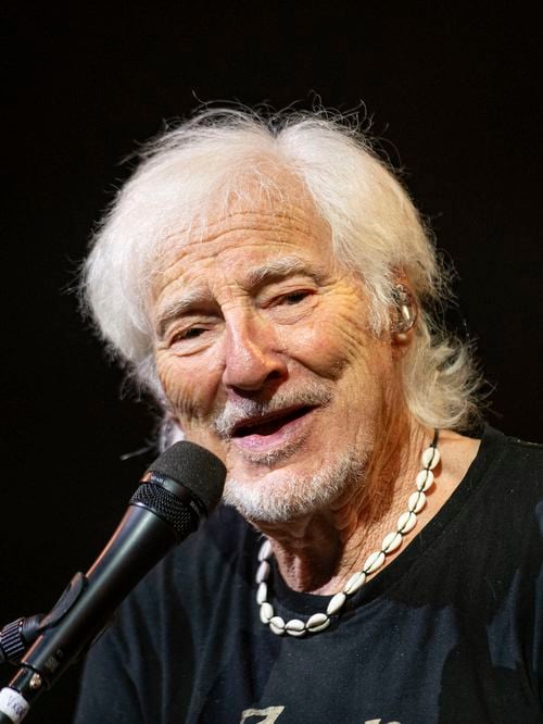 Hugues Aufray, 97 ans, pas au meilleur de sa forme : le chanteur contraint de revoir ses plans