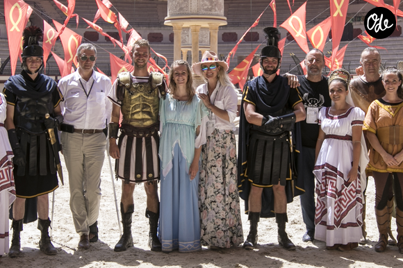 Laeticia Hallyday et son ami Jean Reno en visite en famille au Puy du Fou, le 28 juin 2019. William Jezequel
