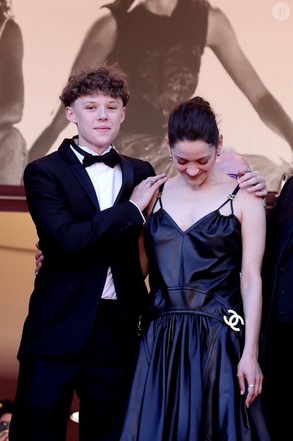 Marcel Canet et sa mère Marion Cotillard - Montée des marches du film " Karma " lors du 79ème Festival International du Film de Cannes, le 15 mai 2026. © Jacovides-Moreau / Bestimage