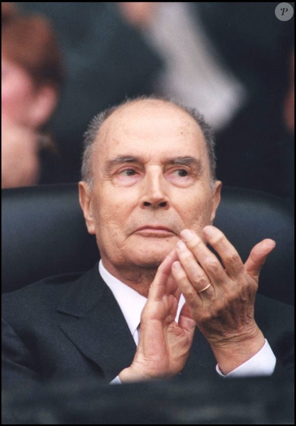 ARCHIVES - FRANCOIS MITTERRAND AU PARC DES PRINCES