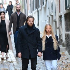 Aurélien Enthoven, Louis Sarkozy et sa femme Natali Husic enceinte, Jean Sarkozy, Giulia Sarkozy - Le clan Sarkozy à la sortie du domicile de Nicolas Sarkozy domicile parisien avant son incarcération à la prison de La Santé à Paris, France, le 21 octobre 2025. Nicolas Sarkozy purgera une peine de cinq ans de prison après avoir été reconnu coupable d'association de malfaiteurs en lien avec un projet de financement de la campagne électorale de 2007 de l'ancien dictateur libyen Mouammar Kadhafi. Nicolas Sarkozy, qui a connu de nombreux ennuis judiciaires depuis sa défaite à la réélection en 2012, sera incarcéré le 21 octobre 2025 pour un projet visant à obtenir des fonds libyens pour sa campagne présidentielle victorieuse de 2007, devenant ainsi le premier ancien dirigeant d'un pays de l'Union européenne à purger une peine de prison. L'ancien dirigeant français a fait appel du verdict et dénoncé une "injustice". © Bestimage