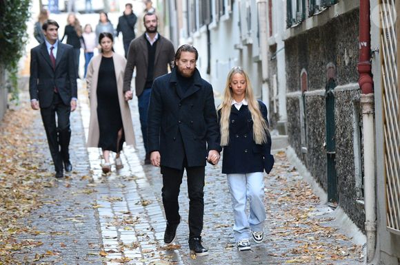 Aurélien Enthoven, Louis Sarkozy et sa femme Natali Husic enceinte, Jean Sarkozy, Giulia Sarkozy - Le clan Sarkozy à la sortie du domicile de Nicolas Sarkozy domicile parisien avant son incarcération à la prison de La Santé à Paris, France, le 21 octobre 2025. Nicolas Sarkozy purgera une peine de cinq ans de prison après avoir été reconnu coupable d'association de malfaiteurs en lien avec un projet de financement de la campagne électorale de 2007 de l'ancien dictateur libyen Mouammar Kadhafi. Nicolas Sarkozy, qui a connu de nombreux ennuis judiciaires depuis sa défaite à la réélection en 2012, sera incarcéré le 21 octobre 2025 pour un projet visant à obtenir des fonds libyens pour sa campagne présidentielle victorieuse de 2007, devenant ainsi le premier ancien dirigeant d'un pays de l'Union européenne à purger une peine de prison. L'ancien dirigeant français a fait appel du verdict et dénoncé une "injustice". © Bestimage