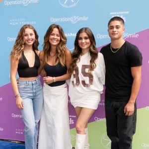 Selon lui, David Charvet et Brooke Burke lui ont toujours transmis la même philosophie : "Vous pouvez faire tout ce que vous voulez vraiment faire." Une conviction qui continue de le guider aujourd'hui. "Il n'y a rien qui puisse t'arrêter si tu donnes vraiment tout ce que tu as", affirme-t-il.

Shaya Charvet au Photocall de l'événement "Operation Smile's Malibu FamilyFest 2024" à Malibu le 1er juin 2024.
 © Billy Bennight/ZUMA Press Wire / Bestimage
