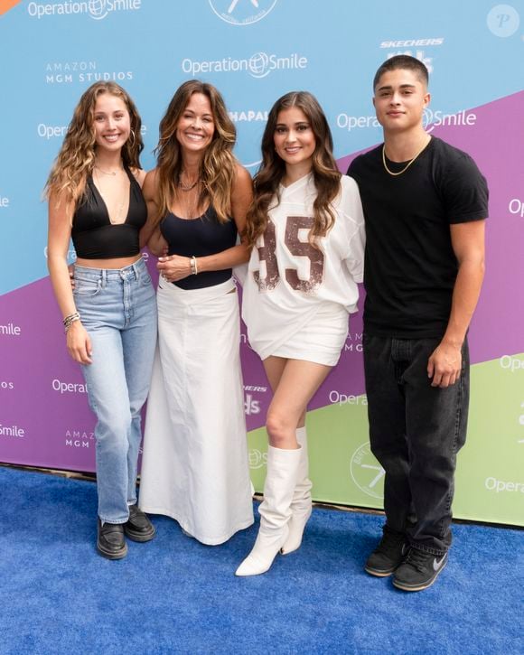 Selon lui, David Charvet et Brooke Burke lui ont toujours transmis la même philosophie : "Vous pouvez faire tout ce que vous voulez vraiment faire." Une conviction qui continue de le guider aujourd'hui. "Il n'y a rien qui puisse t'arrêter si tu donnes vraiment tout ce que tu as", affirme-t-il.

Shaya Charvet au Photocall de l'événement "Operation Smile's Malibu FamilyFest 2024" à Malibu le 1er juin 2024.
 © Billy Bennight/ZUMA Press Wire / Bestimage