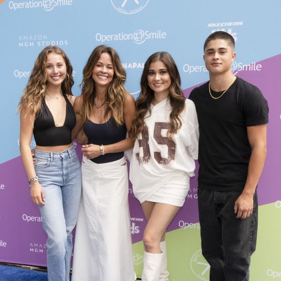 Selon lui, David Charvet et Brooke Burke lui ont toujours transmis la même philosophie : "Vous pouvez faire tout ce que vous voulez vraiment faire." Une conviction qui continue de le guider aujourd'hui. "Il n'y a rien qui puisse t'arrêter si tu donnes vraiment tout ce que tu as", affirme-t-il.

Shaya Charvet au Photocall de l'événement "Operation Smile's Malibu FamilyFest 2024" à Malibu le 1er juin 2024.
 © Billy Bennight/ZUMA Press Wire / Bestimage