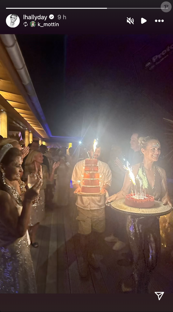 La maman était habillée d'une combinaison à sequins et portait un maquillage à strass sur le front.

Story Instagram Kelly Mottin du 5 août 2025. © Instagram