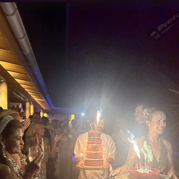 La maman était habillée d'une combinaison à sequins et portait un maquillage à strass sur le front.

Story Instagram Kelly Mottin du 5 août 2025. © Instagram