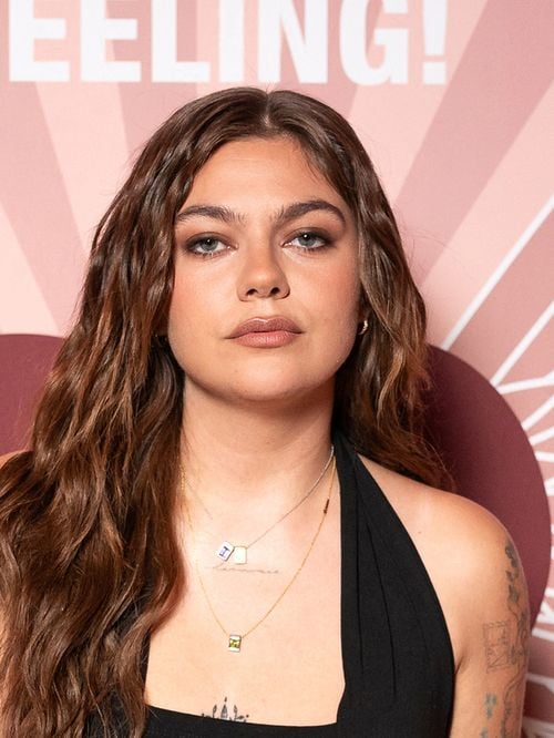 Louane brille aux côtés de la compagne de Vincent Cassel : la nouvelle égérie Tilbury fait sensation à Paris !