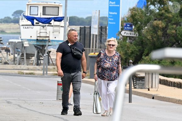 Laeticia Hallyday et ses filles Jade et Joy (qui résident depuis quelques jours dans la propriété familiale du Cap-d'Ail) arrivent à Marseillan pour déjeuner avec Elyette Boudou "Mamie Rock" (qui fêtera ses 89 ans le 5 juillet prochain), accompagné de son père André Boudou et sa fille Alcéa (demi soeur de Laeticia). 
©Agence / Bestimage