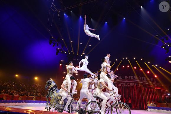 La Troupe Nationale Acrobatique de Chine, acrobaties sur bicyclettes lors de la soirée d'ouverture de la 47ème édition du Festival International du Cirque de Monte-Carlo à Monaco, le 17 janvier 2025. © Jean-Charles Vinaj/Pool Monaco/Bestimage