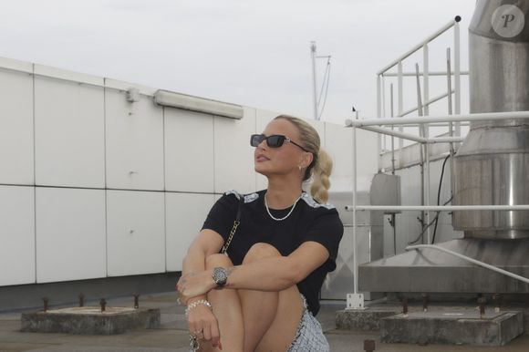 Exclusif - Kelly Vedovelli, tournage d’une séquence lors de laquelle C.Hanouna imite C.Dion, Paris, France, le 29 aout 2024. Pour la rentrée de l’émission Touche pas à mon poste, Cyril Hanouna s’en est pris, ce lundi 2 septembre, à l’Arcom à travers une parodie de Céline Dion lors de la cérémonie d’ouverture des Jeux Olympiques de Paris. Une réponse au régulateur des médias, qui a décidé cet été de ne pas renouveler la fréquence TNT de C8. © Jack Tribeca / Bestimage