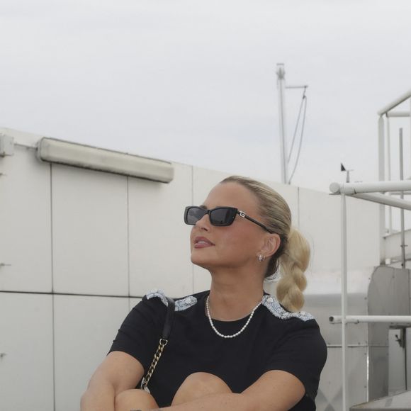 Exclusif - Kelly Vedovelli, tournage d’une séquence lors de laquelle C.Hanouna imite C.Dion, Paris, France, le 29 aout 2024. Pour la rentrée de l’émission Touche pas à mon poste, Cyril Hanouna s’en est pris, ce lundi 2 septembre, à l’Arcom à travers une parodie de Céline Dion lors de la cérémonie d’ouverture des Jeux Olympiques de Paris. Une réponse au régulateur des médias, qui a décidé cet été de ne pas renouveler la fréquence TNT de C8. © Jack Tribeca / Bestimage