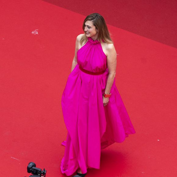 L'actrice était vêtue d'une magnifique robe rose flashy.

Julie Gayet - Montée des marches du film « Partir un jour » pour la cérémonie d’ouverture du 78ème Festival International du Film de Cannes, au Palais des Festivals à Cannes. Le 13 mai 2025
© Borde-Jacovides-Moreau / Bestimage