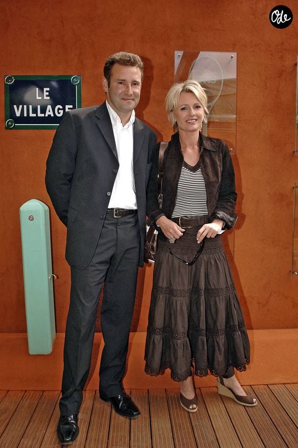 La présentatrice de télévision française Sophie Davant et son mari Pierre Sled posent à leur arrivée au « Village VIP » de Roland-Garros, lors du tournoi de tennis de Roland-Garros 2005, à Paris, en France, le 31 mai 2005. Photo : Gorassini-Zabulon/ABACA.