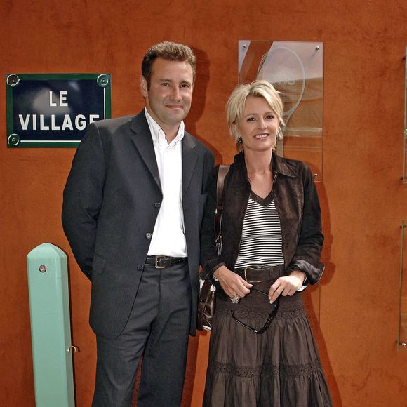 La présentatrice de télévision française Sophie Davant et son mari Pierre Sled posent à leur arrivée au « Village VIP » de Roland-Garros, lors du tournoi de tennis de Roland-Garros 2005, à Paris, en France, le 31 mai 2005. Photo : Gorassini-Zabulon/ABACA.