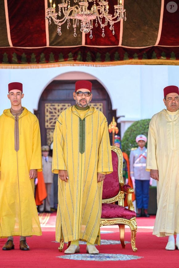 Le roi du Maroc a également un incroyable château près de la capitale

Le roi du Maroc Mohammed VI (au centre), son fils le prince héritier Moulay El Hassan (à gauche) et son frère le prince Moulay Rachid, préside une réception à l'occasion du 25ème anniversaire de son accession au trône, en 1999, à M'Diq, Maroc, le 30 juillet 2024. Photo by Royal Palace via Balkis Press/ABACAPRESS.COM