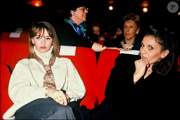 Vanessa Paradis et sa mère au défilé Pierre Cardin 1989.  BERTRAND RINDOFF PETROFF / BESTIMAGE