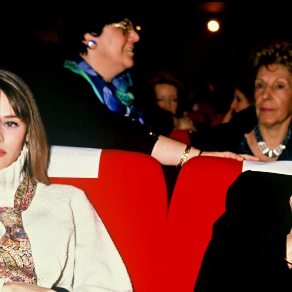 Vanessa Paradis et sa mère au défilé Pierre Cardin 1989.  BERTRAND RINDOFF PETROFF / BESTIMAGE