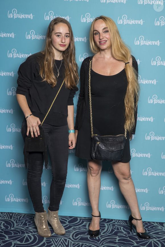 Chloé est la mère de Poppée, la fille qu'ils ont eue tous deux en 2001.

Exclusif - Chloé Mons et Poppée Bashung - Photocall de la première du spectacle "Les Parisiennes" aux Folies Bergères à Paris le 24 mai 2018. © Olivier Borde - Pierre Perusseau/Bestimage