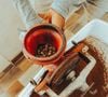 Vous pouvez ajouter du marc de café dans la cuvette une fois par semaine.

Pexels