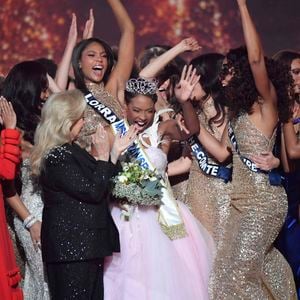 Elle est ainsi devenue la première Miss Martinique de l'histoire à recevoir le titre de plus belle femme de France

Miss France 2025, sur TF1           
Crédits : Pierre Billard/sipa press via Bestimage