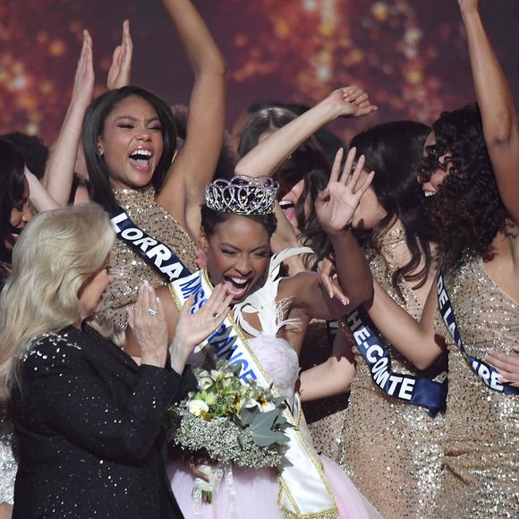 Elle est ainsi devenue la première Miss Martinique de l'histoire à recevoir le titre de plus belle femme de France

Miss France 2025, sur TF1           
Crédits : Pierre Billard/sipa press via Bestimage