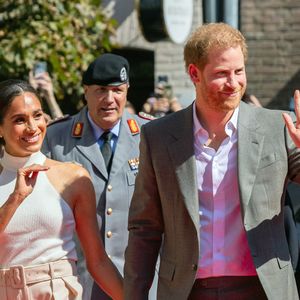 Elle en profite pour livrer un message fort sur l’authenticité de sa vie loin des regards et des rumeurs ! 

06 septembre 2022, Rhénanie-du-Nord-Westphalie, Düsseldorf : le prince Harry (3e à partir de la droite, duc de Sussex) et son épouse Meghan (g), duchesse de Sussex, arrivent devant l'hôtel de ville et foulent un tapis rouge aux côtés d'Alfred Marstaller (r), général de brigade, et de Stephan Keller (CDU, 2e à partir de la droite), maire de Düsseldorf, la capitale du Land. Le prince et son épouse sont venus à Dsseldorf pour promouvoir les "Invictus Games" 2023, que le prince Harry a contribué à lancer. Il s'agit de compétitions paralympiques pour les soldats blessés à la guerre. Photo : Rolf Vennenbernd/dpa /ABACAPRESS.COM