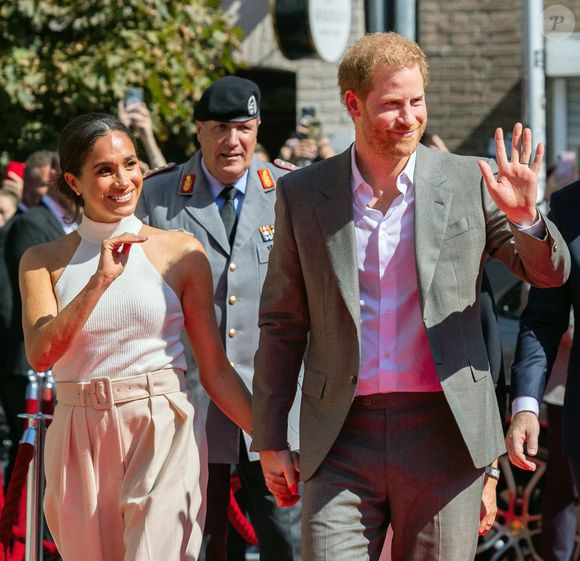 Elle en profite pour livrer un message fort sur l’authenticité de sa vie loin des regards et des rumeurs ! 

06 septembre 2022, Rhénanie-du-Nord-Westphalie, Düsseldorf : le prince Harry (3e à partir de la droite, duc de Sussex) et son épouse Meghan (g), duchesse de Sussex, arrivent devant l'hôtel de ville et foulent un tapis rouge aux côtés d'Alfred Marstaller (r), général de brigade, et de Stephan Keller (CDU, 2e à partir de la droite), maire de Düsseldorf, la capitale du Land. Le prince et son épouse sont venus à Dsseldorf pour promouvoir les "Invictus Games" 2023, que le prince Harry a contribué à lancer. Il s'agit de compétitions paralympiques pour les soldats blessés à la guerre. Photo : Rolf Vennenbernd/dpa /ABACAPRESS.COM