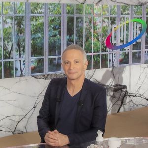 "J’ai une semaine de tournage Questions pour un Champion en août, donc je dois mettre les gaz. Il n’y aura pas de revue de presse le matin, parce qu'on va tourner 40 émissions. C’est assez intense", a-t-il indiqué. 

Exclusif - Samuel Etienne - Backstage de l'enregistrement de l'émission "Clique", présentée par M.Achour et diffusée en clair sur Canal + le 11 avril 2021
© Jack Tribeca / Bestimage