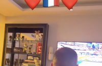 Matt Pkora chante la Marseillaise avec ses enfants