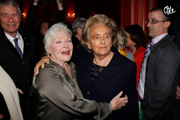 Photo : Selon Line Renaud, elle appréciait particulièrement le calme, les roses et le chant des oiseaux. Line Renaud et Bernadette Chirac lors de la répétition générale de la pièce Harold et