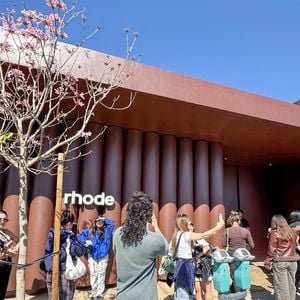 La marque veut désormais offrir une vraie expérience en boutique aux clientes.

La file d'attente devant le pop-up Rhode de Hailey Bieber à West Hollywood s'étend sur plusieurs pâtés de maisons, et elle ne fait que s'allonger. Photo par Backgrid USA / Bestimage
