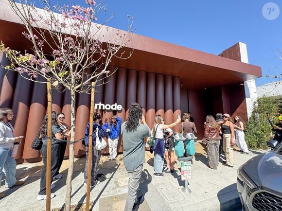 La marque veut désormais offrir une vraie expérience en boutique aux clientes.

La file d'attente devant le pop-up Rhode de Hailey Bieber à West Hollywood s'étend sur plusieurs pâtés de maisons, et elle ne fait que s'allonger. Photo par Backgrid USA / Bestimage