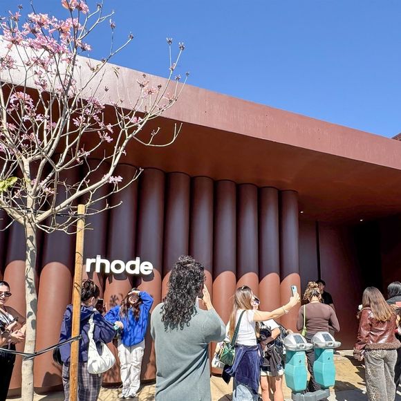 La marque veut désormais offrir une vraie expérience en boutique aux clientes.

La file d'attente devant le pop-up Rhode de Hailey Bieber à West Hollywood s'étend sur plusieurs pâtés de maisons, et elle ne fait que s'allonger. Photo par Backgrid USA / Bestimage