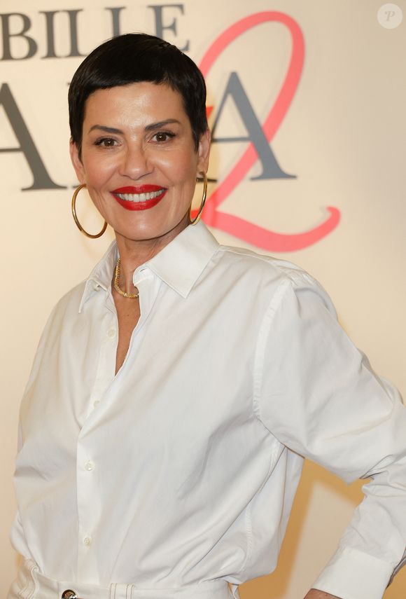 Cristina Cordula a également attiré tous les regards dans une tenue blanche ornée de plumes et des escarpins Chanel, confirmant son statut d'icône indétrônable de la mode.

Cristina Cordula - Première du film "Le Diable s'habille en Prada 2" au cinéma Le Grand Rex à Paris, le 27 avril 2026.

© Guirec Coadic/Bestimage
