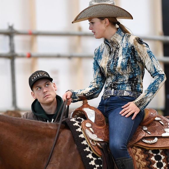 En légende de plusieurs clichés d'un de ses poneys entouré de ballons roses et coiffé d'une couronne révélant l'arrivée prochaine d'un bébé, elle écrit : "Nous attendons impatiemment l'arrivée de notre petite fille" 

Gina Maria Schumacher et son compagnon Iain  Bethke - G.Schumacher est avec sa mère et son compagnon à Vérone.