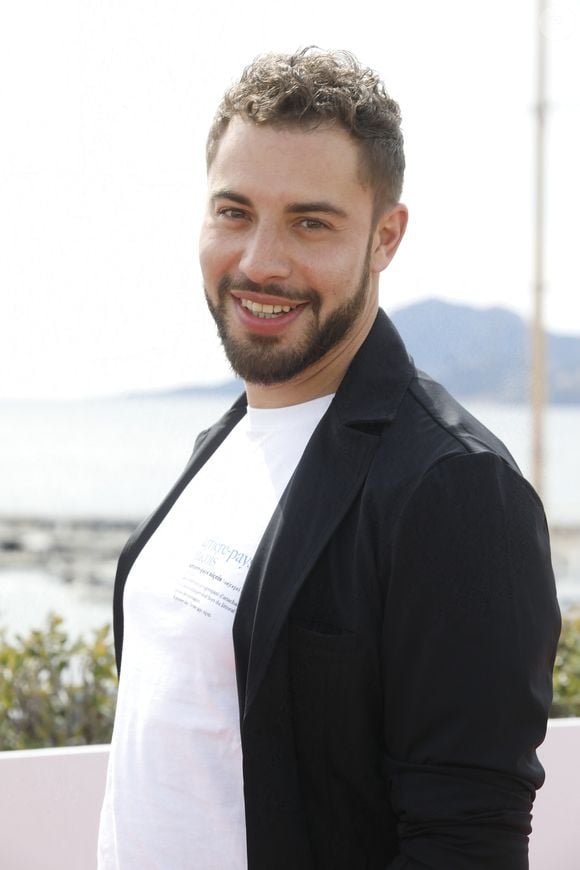 Marwan Berreni, Léa François au photocall de la série "Plus belle la vie" lors de la 5ème saison du festival International des Séries "Canneseries" à Cannes, France, le 2 avril 2022. © Denis Guignebourg/Bestimage